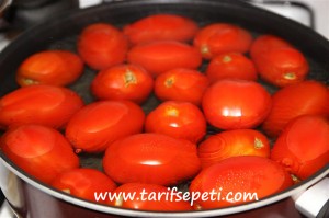 evde-fasulye-konservesi-tarifi-domates-kabugu-soymak-2