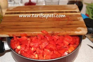 evde-fasulye-konservesi-tarifi-domates-kabugu-soymak-5