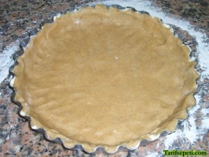 cikolata-soslu-ve-visneli-tart-tarifi-3