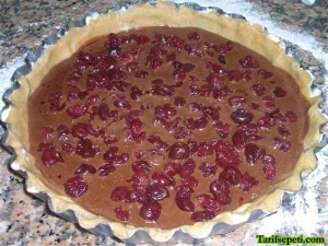 cikolata-soslu-ve-visneli-tart-tarifi-6