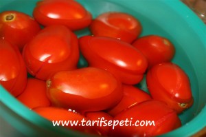 evde-fasulye-konservesi-tarifi-domates-kabugu-soymak-3