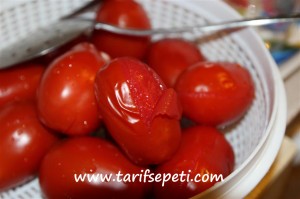 evde-fasulye-konservesi-tarifi-domates-kabugu-soymak-4